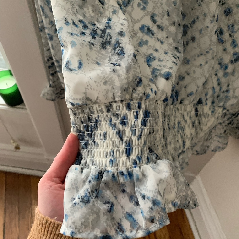 NWOT. High-neck women’s blouse. Size medium. Cropped to just above waist - Picture 4 of 6